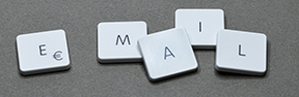 quadratische Tasten auf denen das Wort Email zu lesen ist