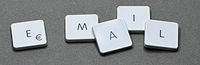 quadratische Tasten auf denen das Wort Email zu lesen ist