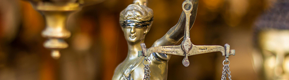 Ausschnitt einer kleinen Bronzefigur der Justizia