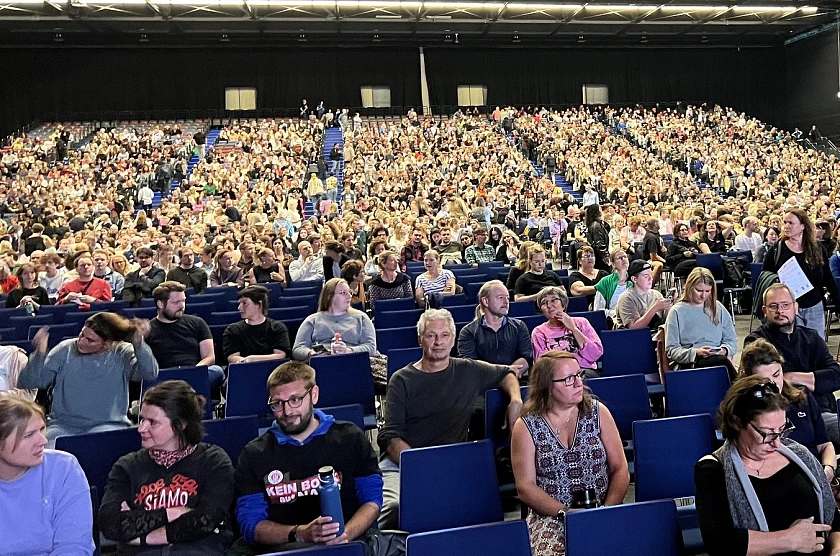 zu sehen ist das Innere von Halle 7 mit vielen besetzten Sitzplätzen