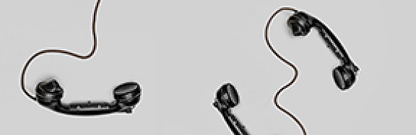 drei schwarze altmodische Telefonhörer