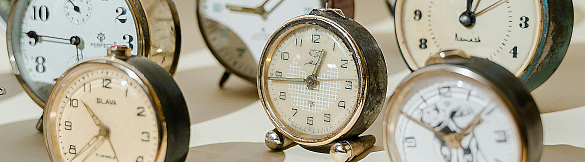 Verschiedene alte Wecker mit Zifferblättern