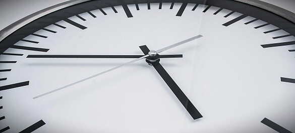 Oberer Teil eines schwarzweißen Zifferblatts einer Uhr