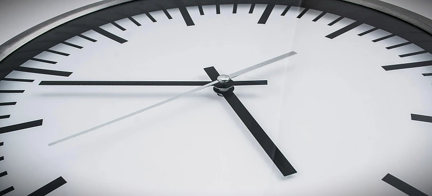 Oberer Teil eines schwarzweißen Zifferblatts einer Uhr